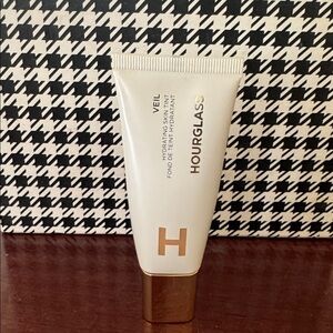 Hourglass Veil Hydrating Skin Tint NEW
